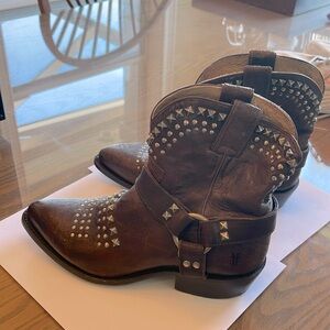 Frye ladies boots size 7.5 B. Like new